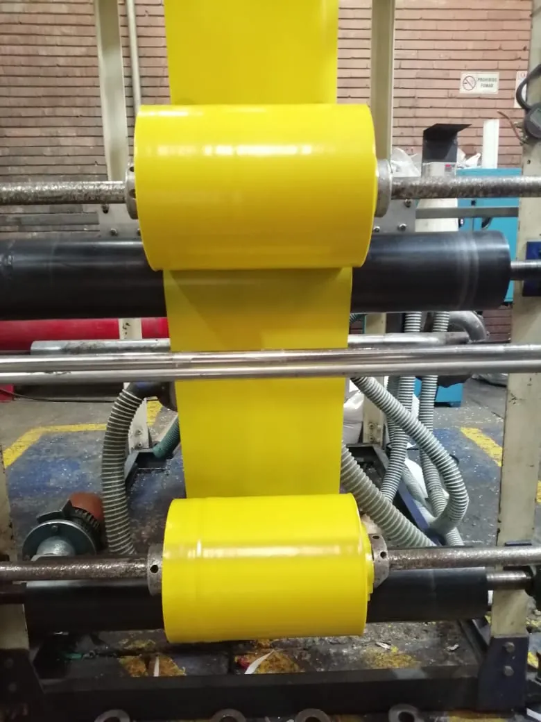 Rollo de polietileno amarillo en producción