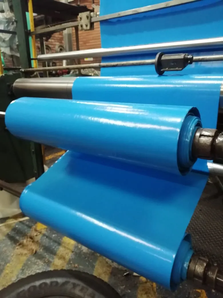 Rollo de polietileno azul saliendo de la máquina en la planta de Carviplast